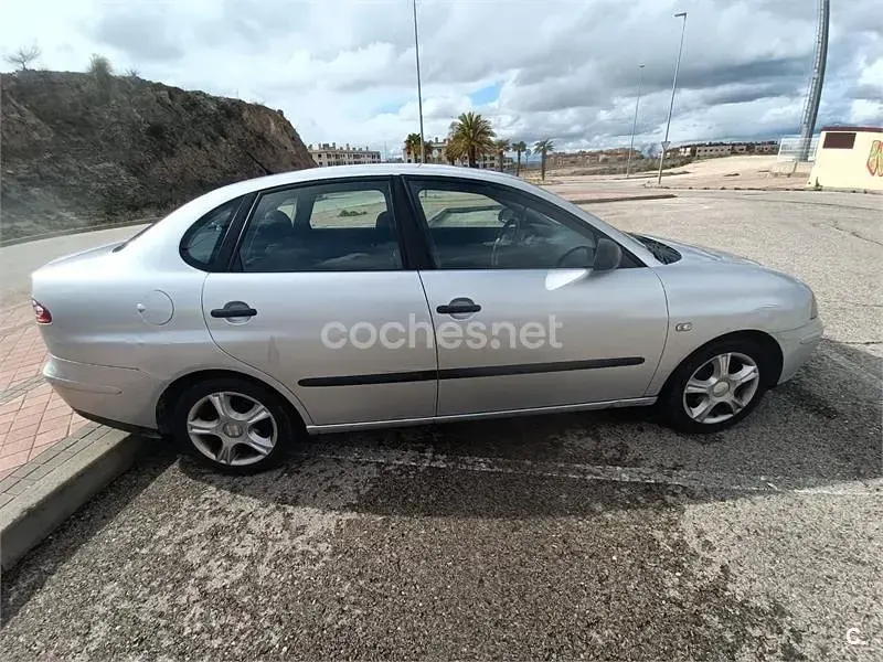 Usado Seat Cordoba Reference 100 CV (73 kW) 2005 Gris / plata Berlina