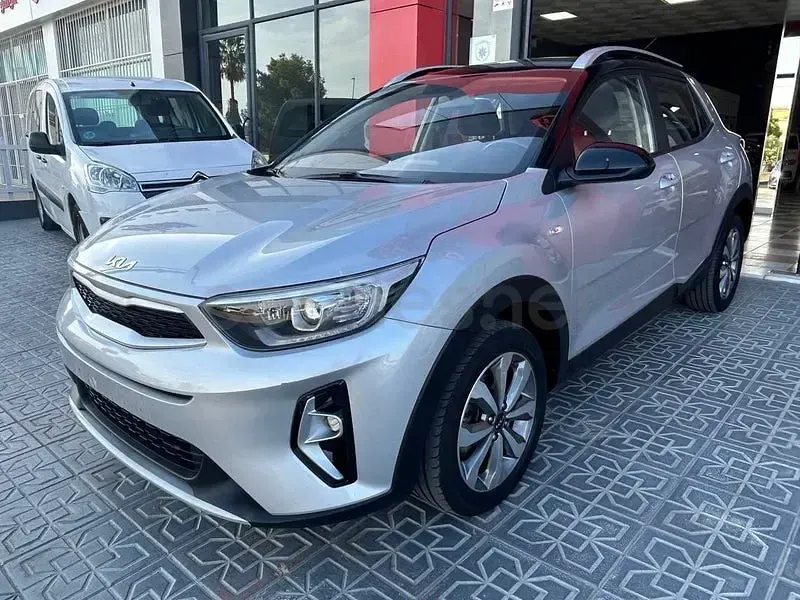 Usado Kia Stonic 84 CV (61 kW) 2023 Plateado SUV