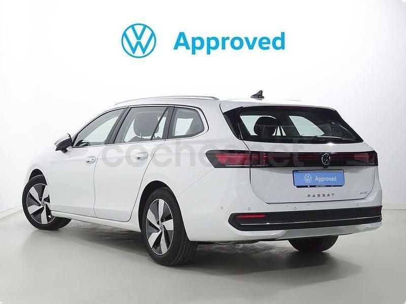 Usado VW Passat Business 150 CV (110 kW) 2024 Blanco Familiar