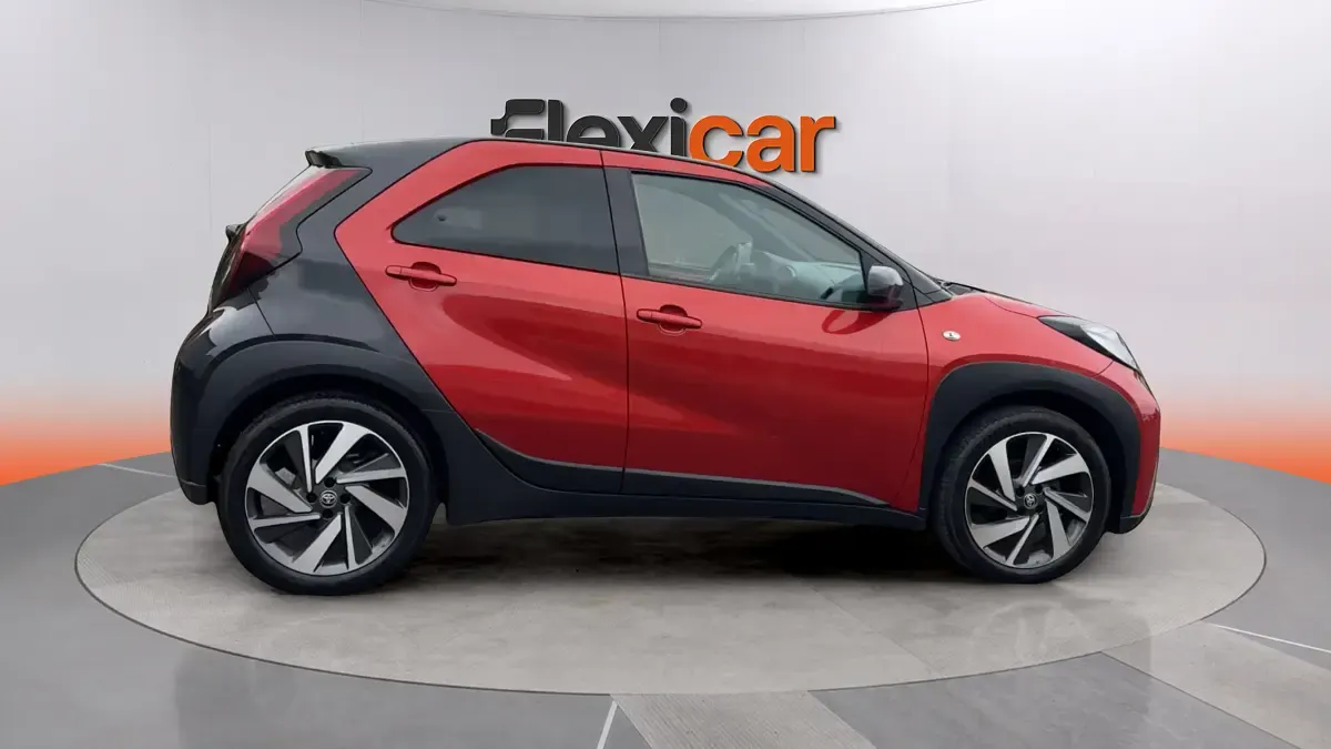 Usado Toyota Aygo X Play 72 CV (52 kW) 2022 Rojo SUV