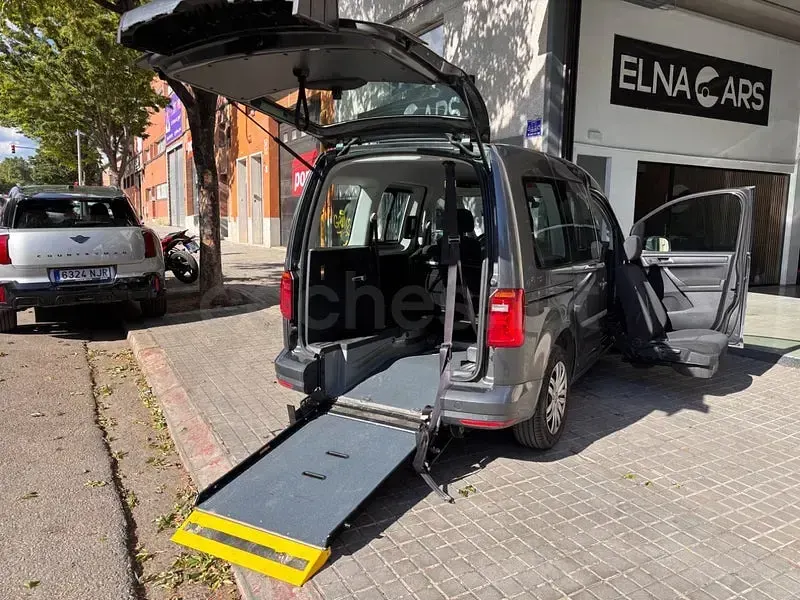 Usado VW Caddy Comfortline 131 CV (96 kW) 2020 Gris / plata Monovolumen
