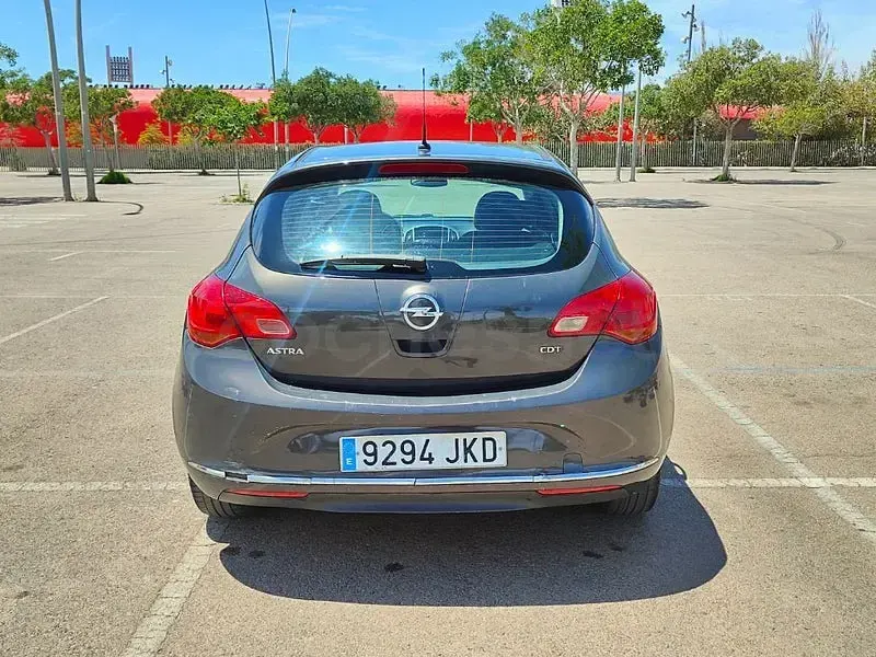 Usado Opel Astra Selective 110 CV (80 kW) 2015 Gris / plata Berlina