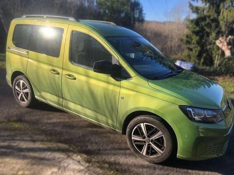 Usado VW Caddy 122 CV (89 kW) 2023 Verde Monovolumen