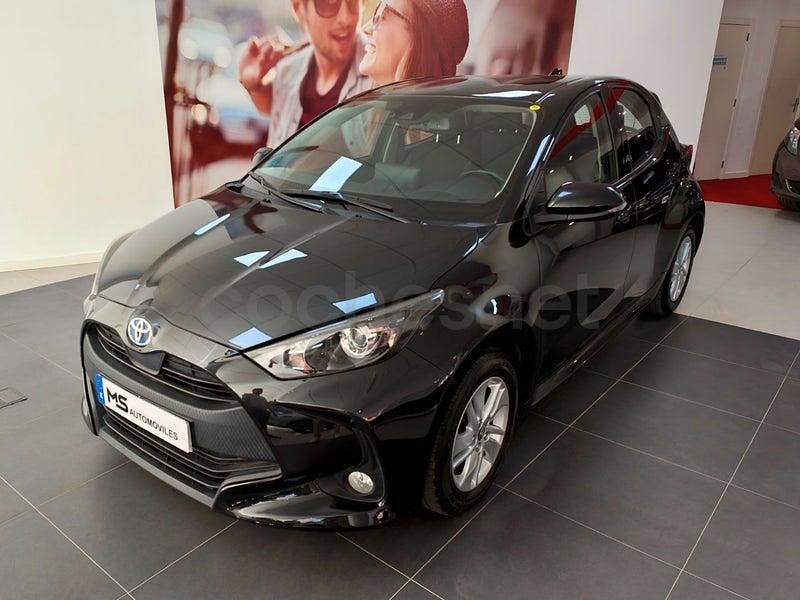 Usado Toyota Yaris Hybrid Active 116 CV (85 kW) 2022 Negro Berlina