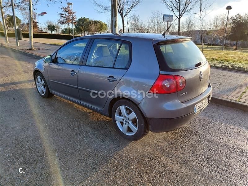 Usado VW Golf V Highline 140 CV (102 kW) 2007 Gris / plata Berlina