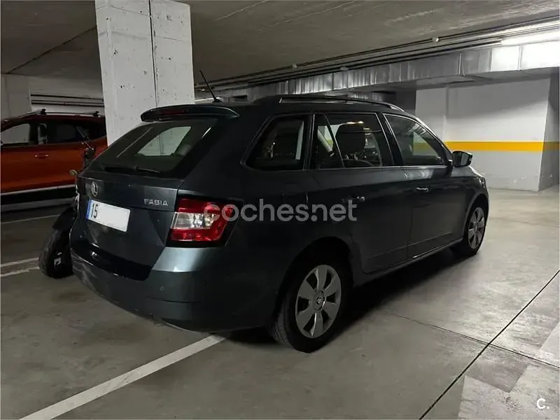 Usado Skoda Fabia Ambition 90 CV (66 kW) 2017 Gris / plata Familiar