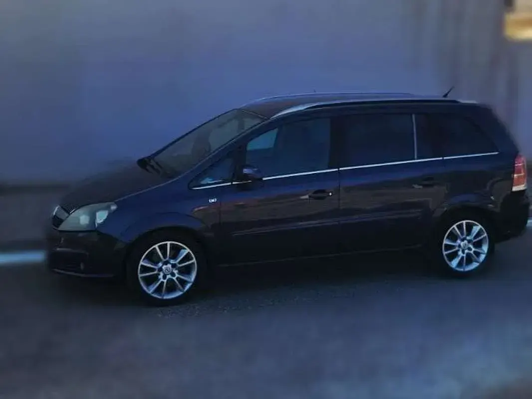 Usado Opel Zafira Cosmo 120 CV (88 kW) 2006 Azul Monovolumen