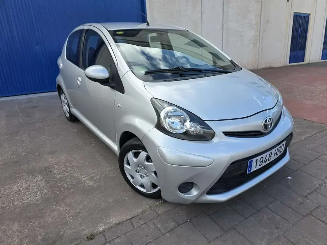 Usado Toyota Aygo City 68 CV (50 kW) 2013 Gris Utilitario