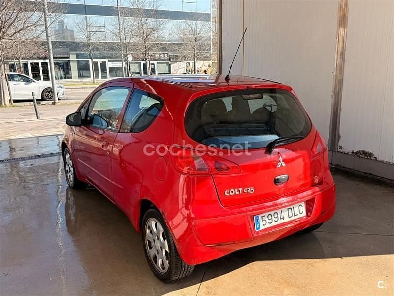 Usado Mitsubishi Colt Inform 95 CV (69 kW) 2006 Rojo Berlina