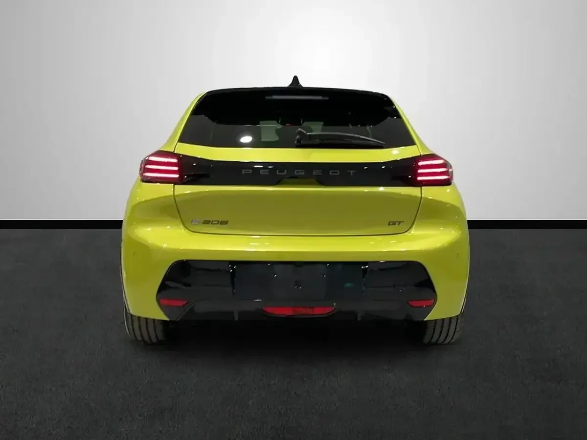 Usado Peugeot e-208 Allure 114 kW (156 CV) 2024 Amarillo Utilitario