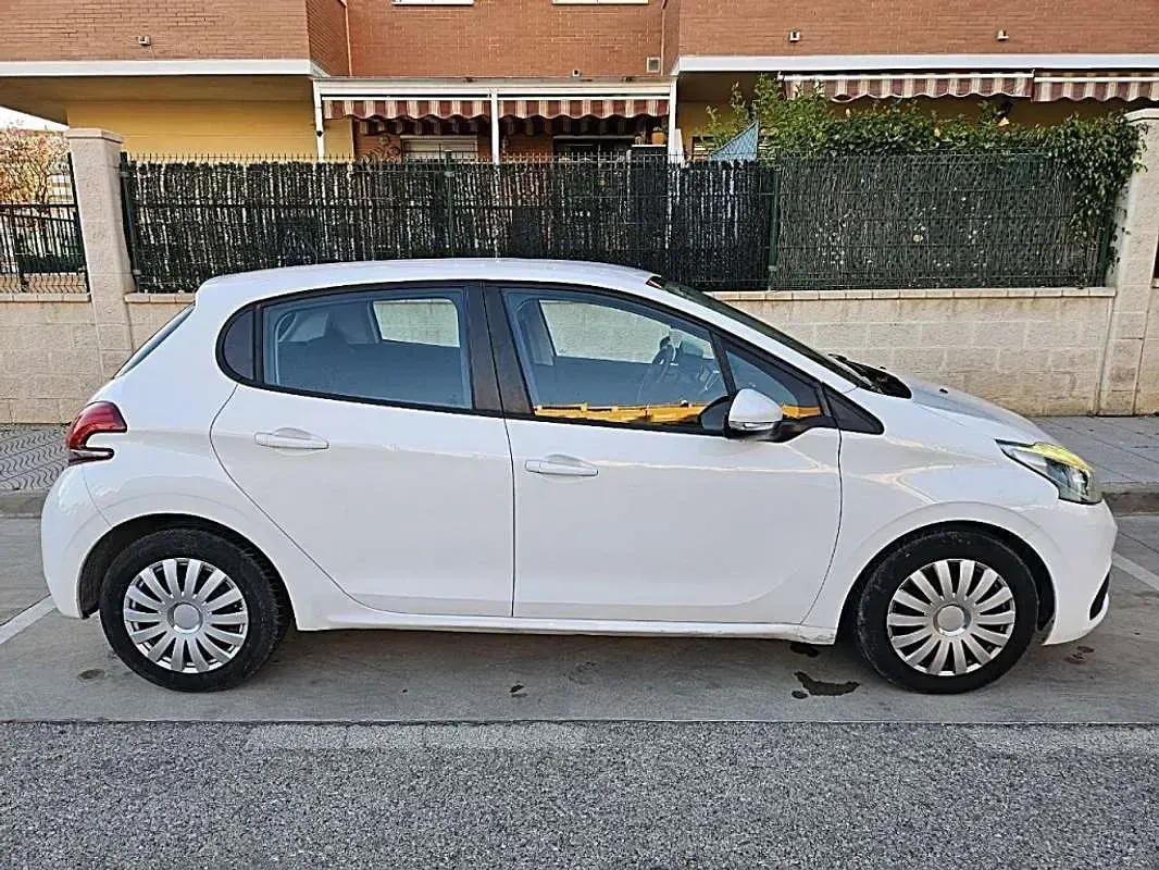Usado Peugeot 208 Signature Sky 83 CV (61 kW) 2019 Blanco Utilitario
