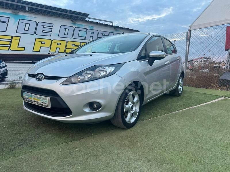 Usado Ford Fiesta Trend 95 CV (69 kW) 2010 Gris / plata Utilitario
