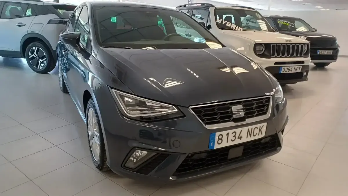 Usado Seat Ibiza FR 115 CV (84 kW) 2025 Gris Utilitario
