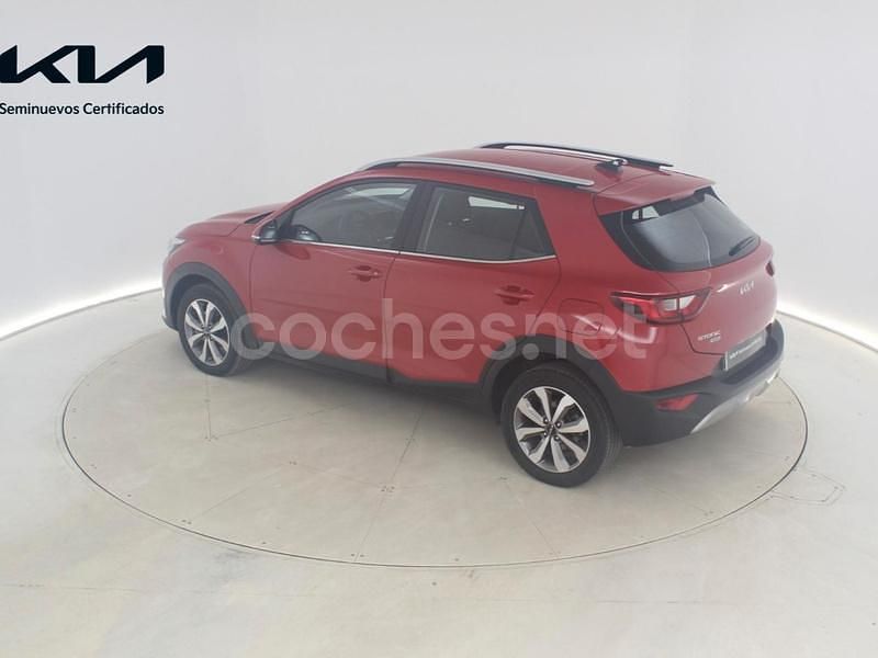 Usado Kia Stonic 100 CV (73 kW) 2024 Granate SUV