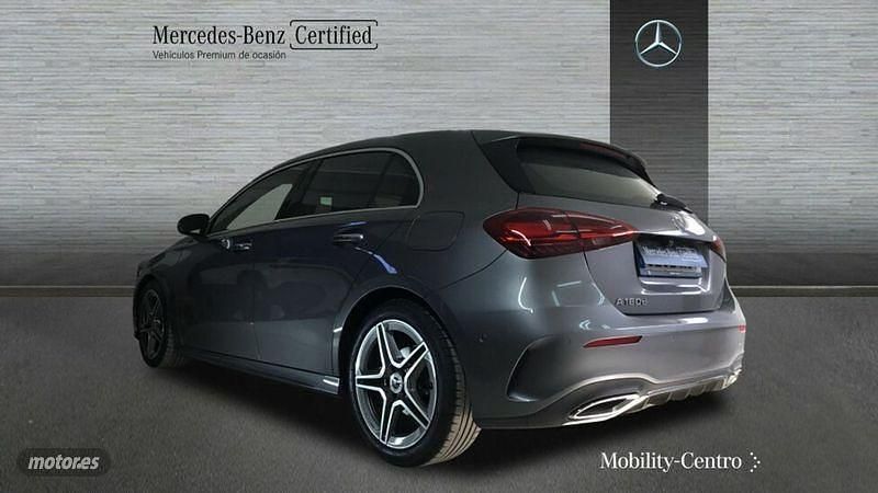 Usado Mercedes A180 AMG line 116 CV (85 kW) 2024 Gris montaña Berlina
