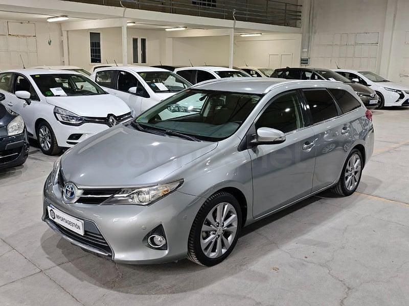 Usado Toyota Auris Hybrid Advance 136 CV (100 kW) 2014 Gris / plata Familiar