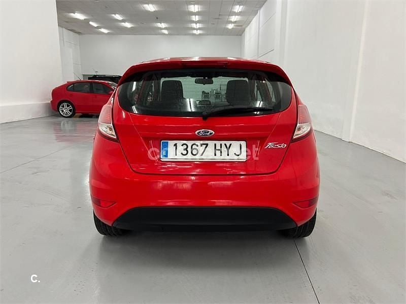 Usado Ford Fiesta Trend 82 CV (60 kW) 2014 Rojo Utilitario