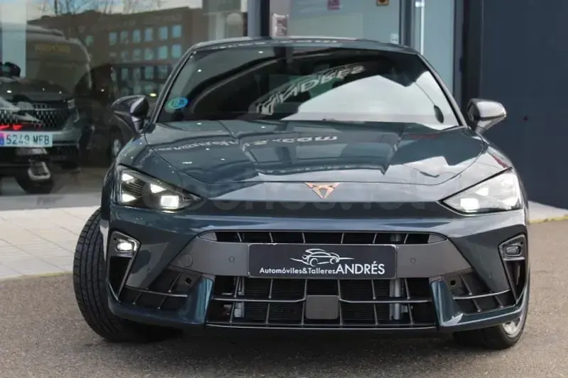 Usado Cupra Leon 150 CV (110 kW) 2024 Azul Berlina