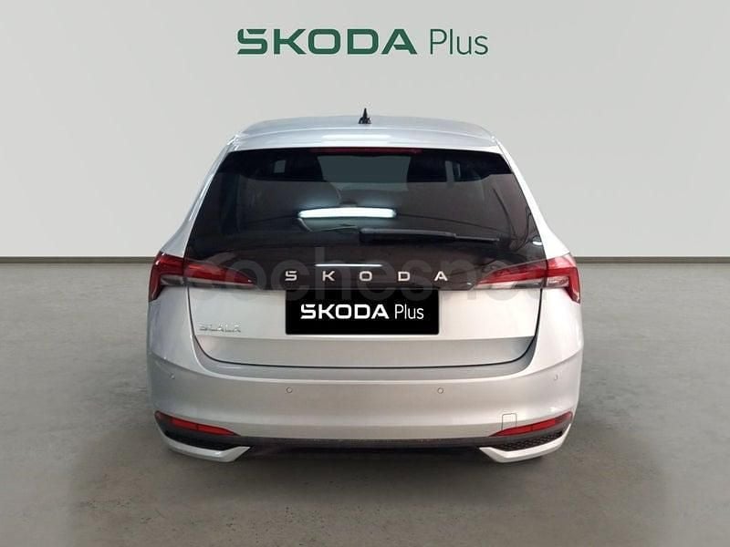 Usado Skoda Scala Selection 115 CV (84 kW) 2025 Gris / plata Utilitario