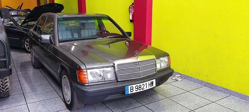Usado Mercedes 190 94 CV (69 kW) 1987 Gris Berlina