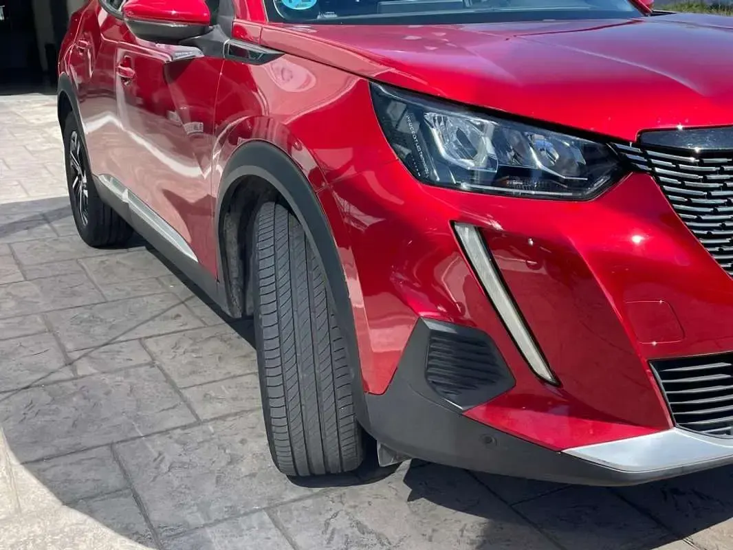 Usado Peugeot 2008 Allure 131 CV (96 kW) 2019 Rojo SUV