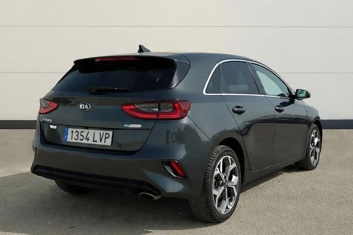 Usado Kia Ceed 136 CV (100 kW) 2021 Negro Utilitario