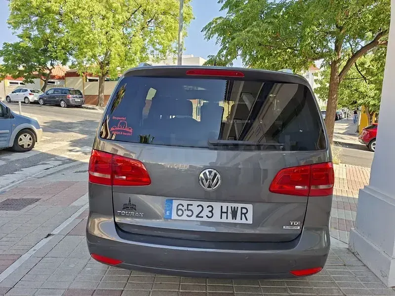 Usado VW Touran Advance 105 CV (77 kW) 2014 Gris / plata Monovolumen