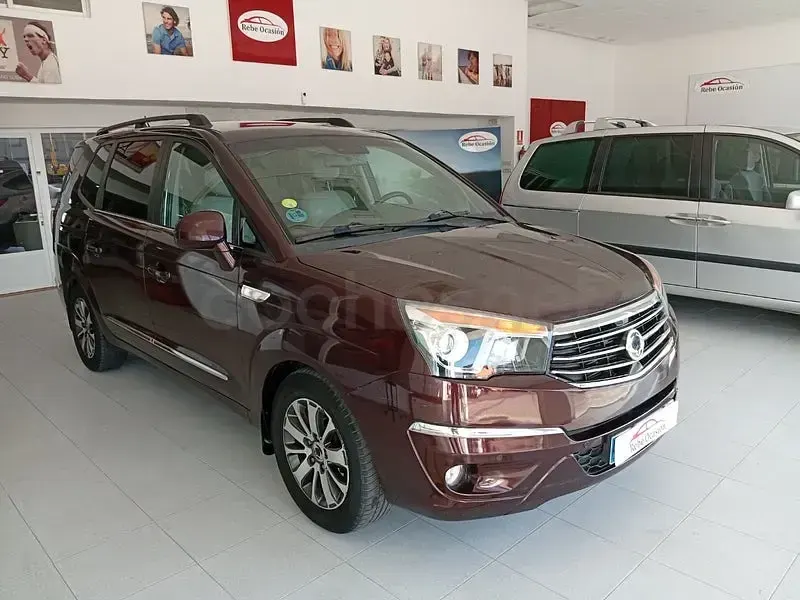 Usado SsangYong Rodius Limited 178 CV (130 kW) 2017 Granate Monovolumen