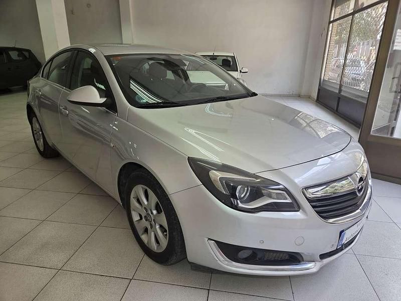Usado Opel Insignia Selective 120 CV (88 kW) 2017 Plateado Berlina