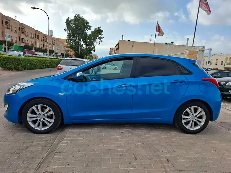 Usado Hyundai i30 90 CV (66 kW) 2016 Azul Berlina