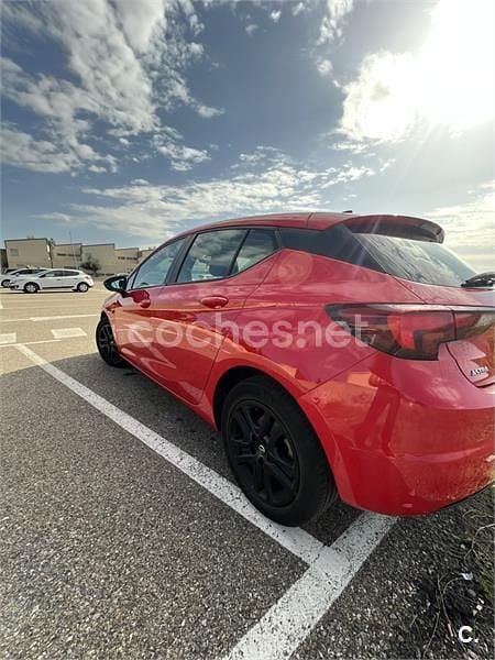 Usado Opel Astra Selective 110 HP (80 kW) 2016 Vermelho Sedan