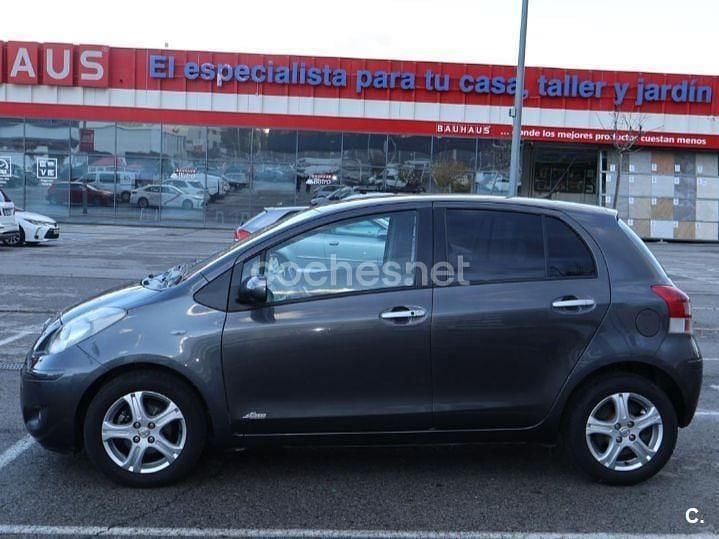 Usado Toyota Yaris Connect Style 101 CV (74 kW) 2011 Gris / plata Utilitario
