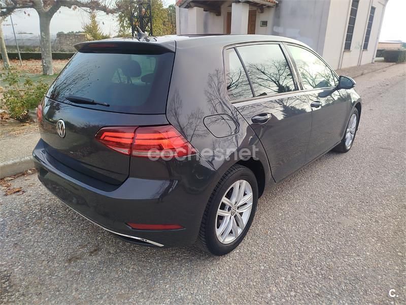 Usado VW Golf VII Advance 115 HP (84 kW) 2020 Cinzento Sedan