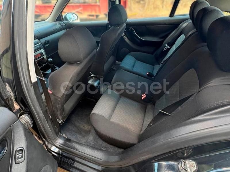 Usado Seat Leon Sport 110 CV (80 kW) 2005 Negro Utilitario