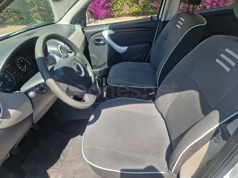 Begagnad Dacia Sandero 75 HK (55 kW) 2012 Vit Sedan