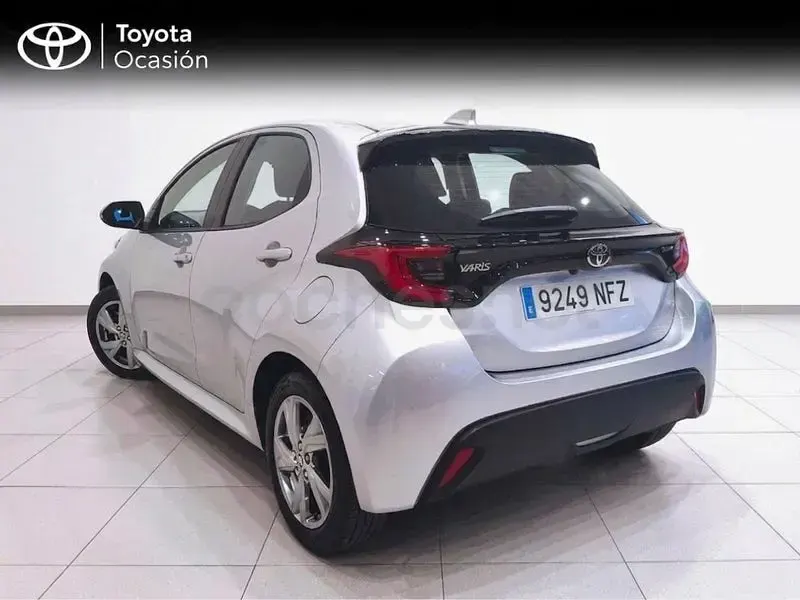 Usado Toyota Yaris Hybrid Active 116 CV (85 kW) 2025 Gris / plata Berlina