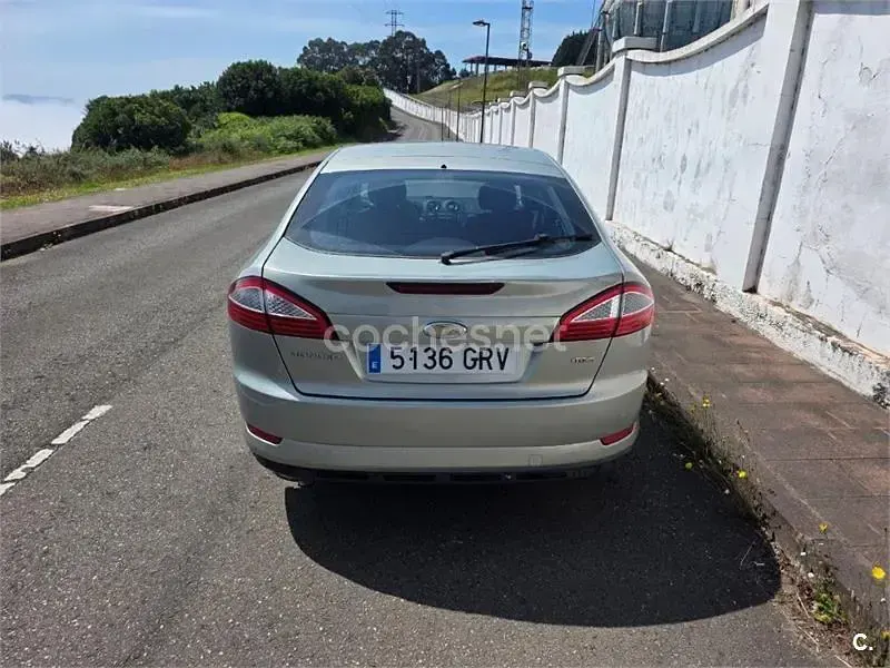 Usado Ford Mondeo Titanium 140 CV (102 kW) 2009 Gris / plata Berlina