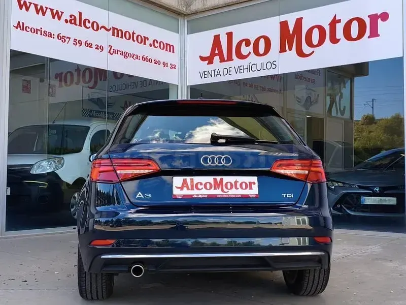 Usado Audi A3 Design 116 CV (85 kW) 2018 Azul Berlina