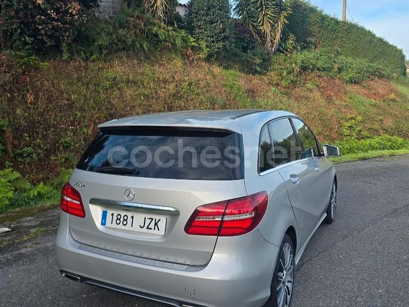 Usado Mercedes B180 AMG 109 CV (80 kW) 2016 Gris / plata Monovolumen