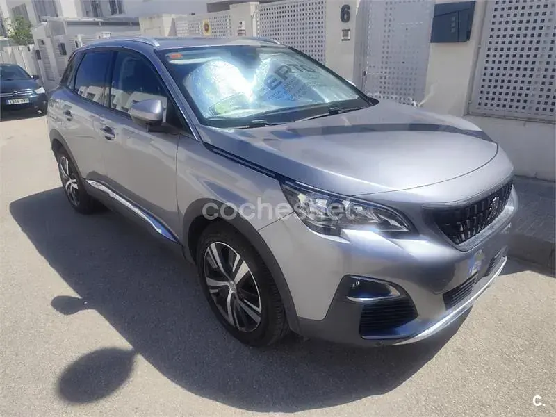 Usado Peugeot 3008 Allure 130 CV (95 kW) 2020 Gris / plata SUV