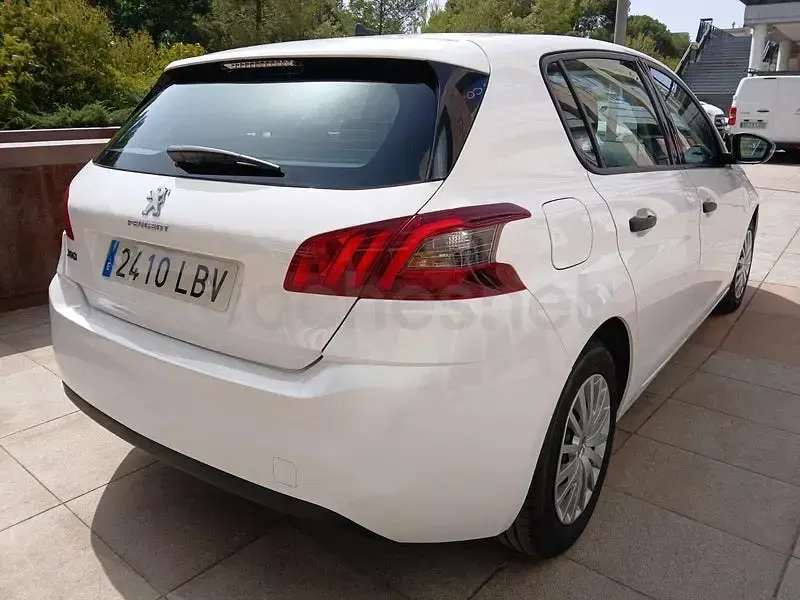 Usado Peugeot 308 Access 100 CV (73 kW) 2019 Blanco Berlina