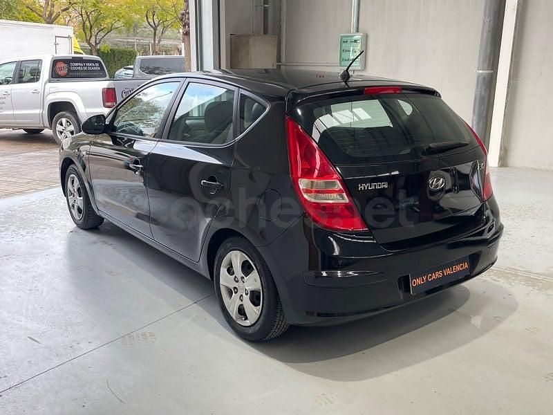 Usado Hyundai i30 Classic 109 CV (80 kW) 2010 Negro Berlina