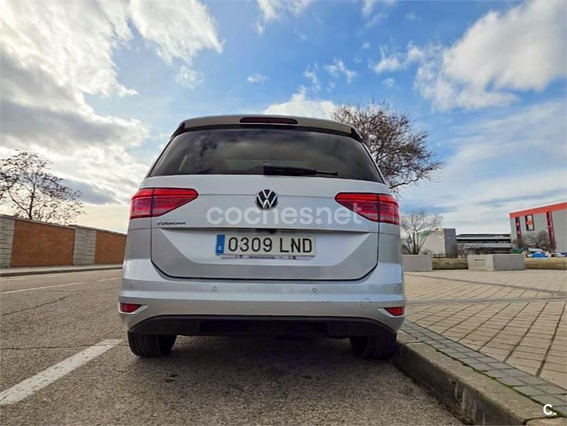 Usado VW Touran Advance 150 CV (110 kW) 2021 Gris / plata Monovolumen