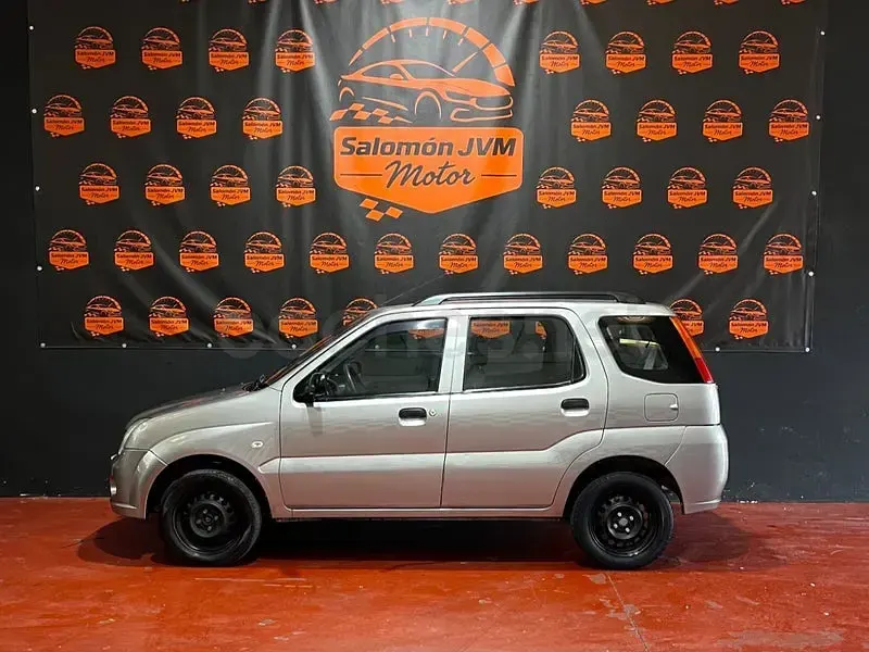 Usado Suzuki Ignis 69 CV (50 kW) 2004 Gris / plata Utilitario