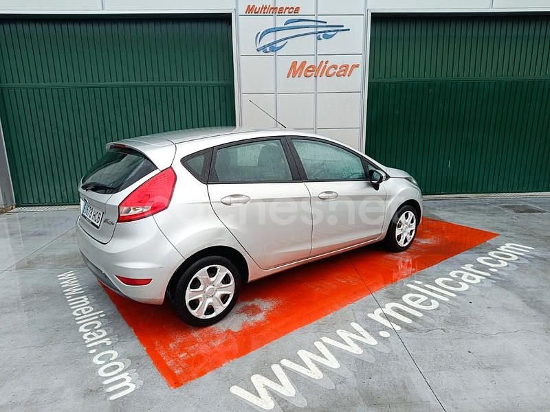 Usado Ford Fiesta Trend 70 CV (51 kW) 2011 Gris / plata Berlina