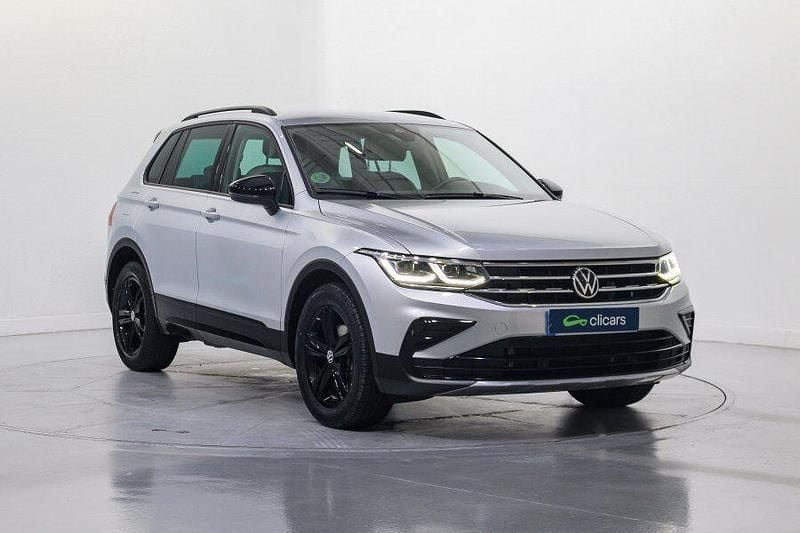 Usado VW Tiguan Sport 123 CV (90 kW) 2022 Gris / plata SUV