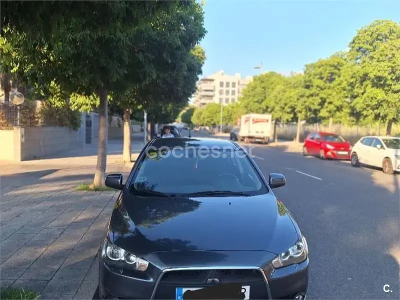 Usado Mitsubishi Lancer Sportback Invite 140 CV (102 kW) 2009 Gris / plata Berlina