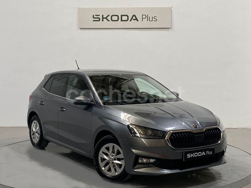 Gris / plateado Usado 2024 Skoda Fabia Selection Berlina | 15.900 € (Buen precio) - Imagen 1/4
