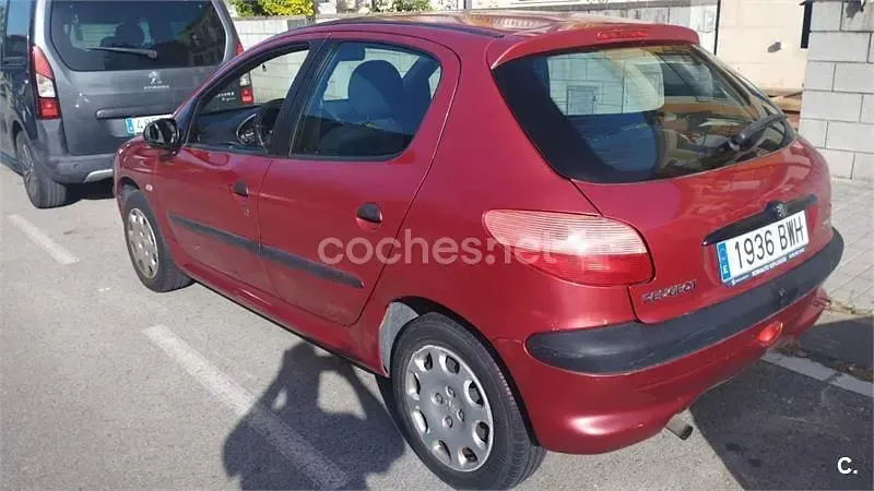 Usado Peugeot 206 75 CV (55 kW) 2002 Rojo Berlina