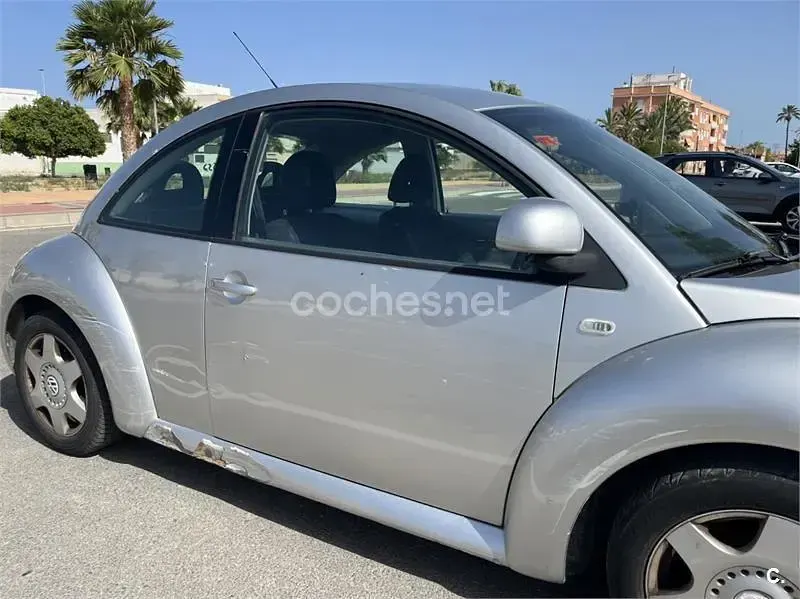 Usado VW New Beetle 90 CV (66 kW) 2000 Gris / plata Utilitario